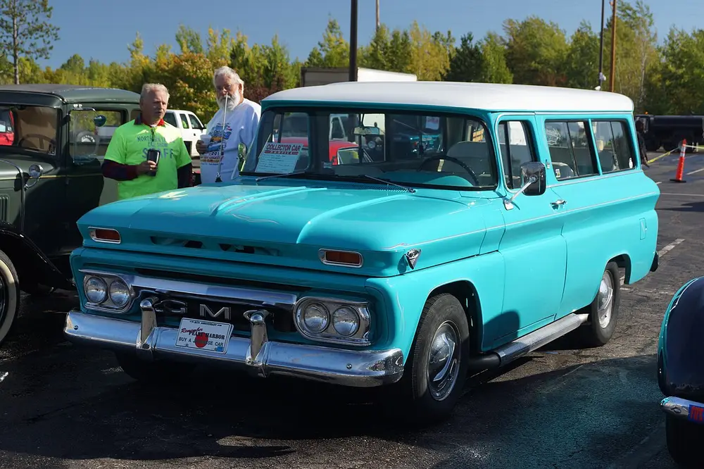 GMC Suburban 5 ПОКОЛЕНИЕ (C/K, 1960–1966)